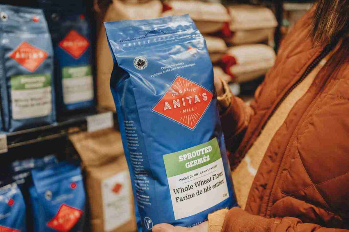 Anitas-Organic-Mill-Product-2020-whole-wheat-5kg-holding-market-shop-web